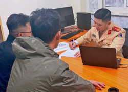 Phạt tài xế xe tải làm rơi vãi bùn nhão khiến người đi đường ngã sõng soài