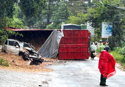 Xe container đè ô tô bẹp dúm, 5 người bị thương