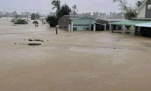 Nhà dân ven sông Ba ở Đắk Lắk bị cô lập hoàn toàn, em bé co ro trên mái nhà