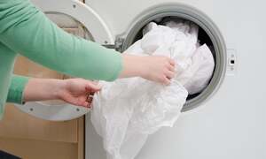 Nên giặt quần áo bằng nước lạnh hay nước ấm? 