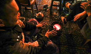 Tài xế xe ôm Hà Nội nhóm bếp lửa sưởi ấm trong đêm rét 13°C