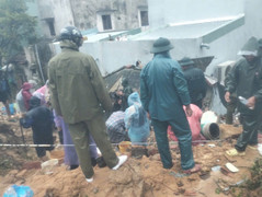 Sạt lở núi vùi lấp nhà dân ở Quy Nhơn, cụ bà mắc kẹt dưới đất đá