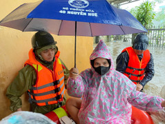 Lực lượng cứu hộ Đắk Lắk vượt mưa lũ đưa sản phụ đi sinh