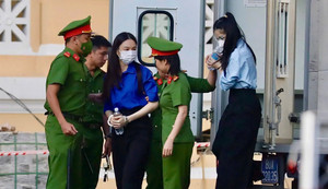 Hoa hậu Thùy Tiên và Hằng Du mục được áp giải tới tòa