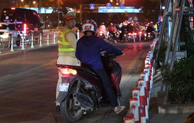 Tài xế xe máy che biển số phải bị phạt hàng chục triệu đồng, giữ xe vài tháng