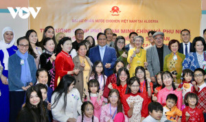 Thủ tướng Phạm Minh Chính gặp gỡ cộng đồng người Việt Nam tại Algeria