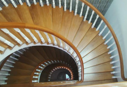 Mặt bậc cầu thang gỗ tự nhiên nên dùng loại nào? 