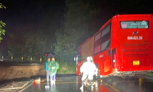 Đèo Mimosa ở Lâm Đồng đứt gãy làm đôi, xe khách 45 chỗ dừng ngay trước miệng vực