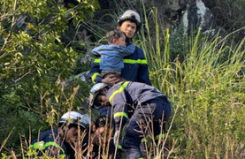 Công an Hà Nội giải cứu 2 cháu bé trượt chân rơi xuống hố sâu khi đi dã ngoại