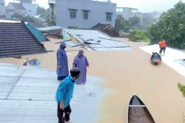 Trực tiếp: Nguy cấp, mưa vẫn rơi, nước vẫn dâng không ngừng, nhiều nơi không còn thấy mái nhà
