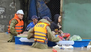 Công an, bộ đội dầm mình trong lũ, sơ tán hơn 17.000 người dân ở Gia Lai