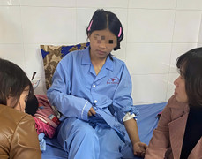 Sức khỏe bé gái bị bà nội và 2 người thân bạo hành giờ ra sao?