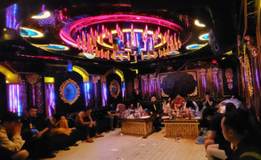 Cảnh sát đột kích 3 quán karaoke, bắt giữ 85 người, thu 3 khẩu súng