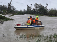 CSGT Đắk Lắk vượt lũ mang quan tài giúp lo hậu sự cho cháu bé 12 tuổi