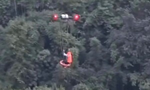 Nghẹt thở cảnh dùng drone cứu người mắc kẹt trên ốc đảo giữa bốn bề lũ dữ