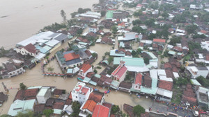 Toàn cảnh mưa lũ Nam Trung bộ: Hàng vạn nhà ngập sâu, dân dỡ ngói ngoi lên cầu cứu
