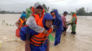 Công an 'chạy đua' với lũ, sơ tán hàng nghìn người dân vùng rốn lụt