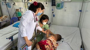 Nhiều trẻ ở TP.HCM mắc tay chân miệng chuyển nặng, bác sĩ cảnh báo gì?