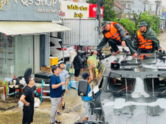 Quân khu 5 điều xe thiết giáp tiếp tế lương thực vùng tâm lũ Đắk Lắk