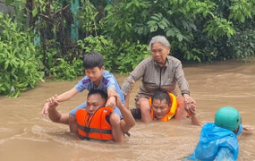 Khi tình người cao hơn mực nước lũ