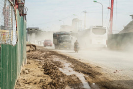 Khốn khổ cảnh mưa lầy lội, nắng bụi mù quanh công trường Vành đai 4 qua Hà Nội