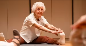 Bí quyết sống khoẻ 'không hề khó' của giáo viên dạy yoga 102 tuổi