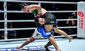 Cận cảnh võ sĩ MMA gốc Việt trút mưa đòn đấm gục đối thủ