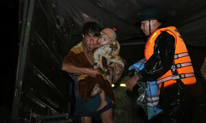 Ai được ngủ trên giường, ăn cơm nóng, hãy nghĩ đến đồng bào nơi rốn lũ