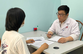 Trẻ kiệt quệ tinh thần vì áp lực từ lời khen 'con mẹ giỏi nhất'