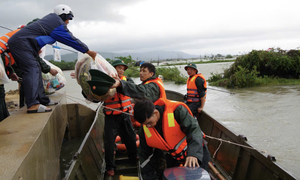 Bộ đội xuyên đêm tiếp cận vùng lũ, tiếp tế cho hơn 600 dân bị cô lập