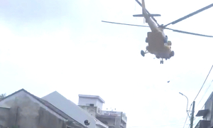 Trực thăng thả hàng cứu trợ, tiếp tế lương thực cho vùng rốn lũ Đắk Lắk