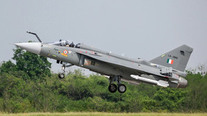 Tiêm kích Ấn Độ rơi khi biểu diễn: Câu hỏi lớn về độ tin cậy của chiến đấu cơ?