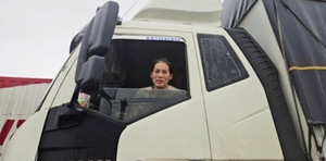 Tài xế mắc kẹt 4 ngày trên quốc lộ do lũ: 'May có đoàn từ thiện cứu đói'