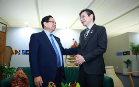 Thủ tướng Phạm Minh Chính gặp Thủ tướng Singapore Lawrence Wong