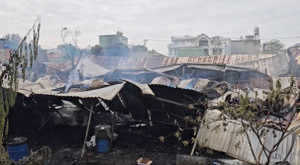 Nhà xưởng ở TP.HCM bốc cháy lúc rạng sáng, nhiều người hoảng loạn tháo chạy