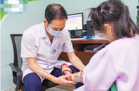 Bé gái 7 tuổi lần đầu tự đi sau 6 năm chỉ biết đến nẹp và bột