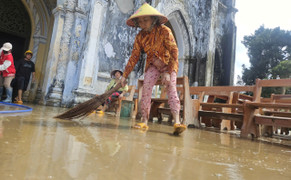 Người dân Đắk Lắk dọn dẹp, gượng dậy sau mưa lũ lịch sử