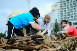 Du khách nước ngoài cùng người dân dọn rác trên biển Nha Trang sau lũ lịch sử