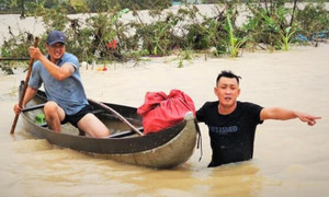Thiên tai cướp đi tài sản, phá hủy làng quê nhưng không thể cướp đi tình người