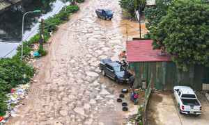 Kỳ dị 600m đường giữa Hà Nội nát tươm như ruộng, chằng chịt ổ voi, ổ gà