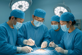 Người cao tuổi sợ ‘đụng dao kéo’ khi ung thư: Bác sĩ chỉ ra sai lầm