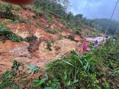 Sạt lở vùi lấp mặt đường, giao thông trên Quốc lộ 24 qua Măng Đen tê liệt