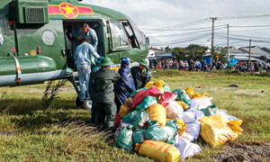 Trực thăng liên tục cất cánh, mang hàng cứu trợ đến với người dân vùng lũ