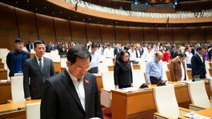 Quốc hội mặc niệm người tử vong do thiên tai và kêu gọi ủng hộ đồng bào vùng lũ