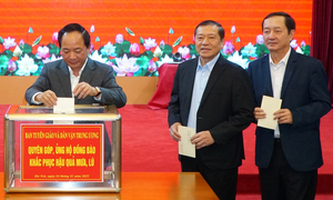 Ban Tuyên giáo và Dân vận Trung ương quyên góp ủng hộ đồng bào vùng lũ lụt