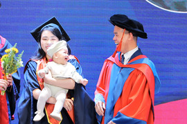 Tân thạc sĩ bế con nhận bằng, khoảnh khắc em bé mỉm cười gây 'bão' mạng xã hội