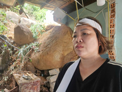 Thức dậy nấu đồ từ thiện, mẹ đau đớn chứng kiến cảnh sạt lở núi đè hai con tử nạn