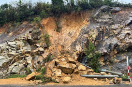 Đất đá lổn nhổn trên tuyến đường biển đẹp nhất nối Gia Lai - Đắk Lắk