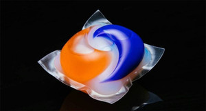 Viên giặt vỡ bắn vào mắt, người phụ nữ gần như mù một bên