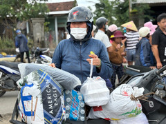 Bếp ăn dã chiến giữa hoang tàn sau lũ